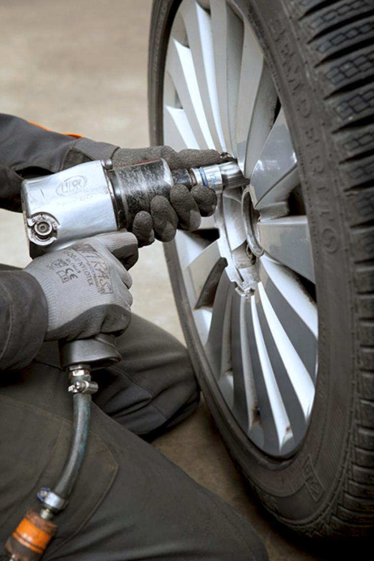 Permutation de pneus avec marteau pneumatique dans un garage Recytyre