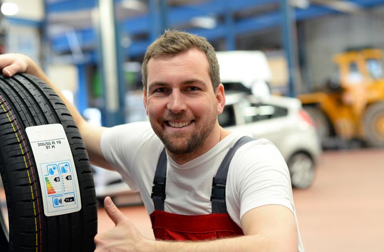 label d'énergie étiquette énergétique sur pneu de voiture garagiste pouce levé