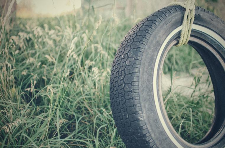 Pneu à une corde comme une balançoire