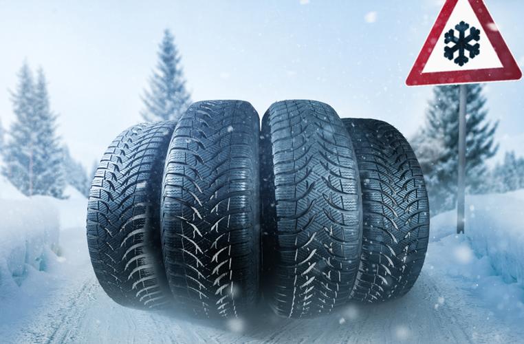 pneus hiver dans la neige et panneau d'avertissement