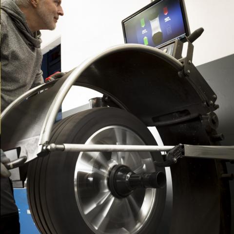 Man test band in garage - Recytyre