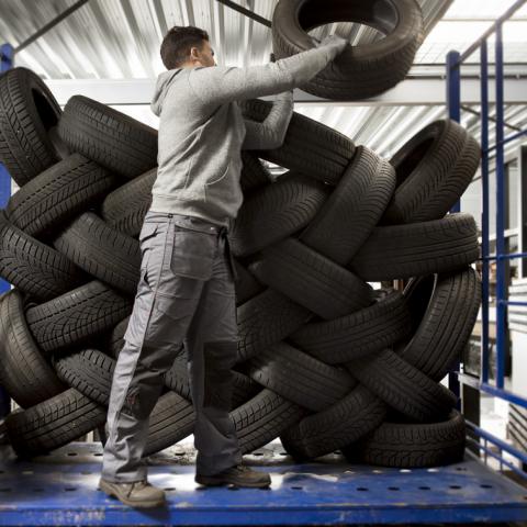 Man stapelt oude banden correct op rek - Recytyre