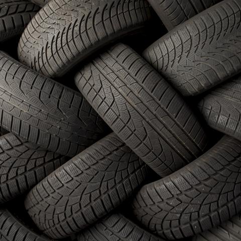 Close-up van correct gestapelde banden voor ophaling Recytyre