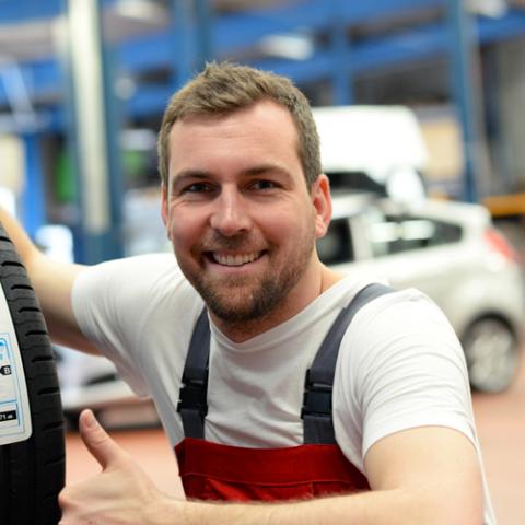 label d'énergie étiquette énergétique sur pneu de voiture garagiste pouce levé