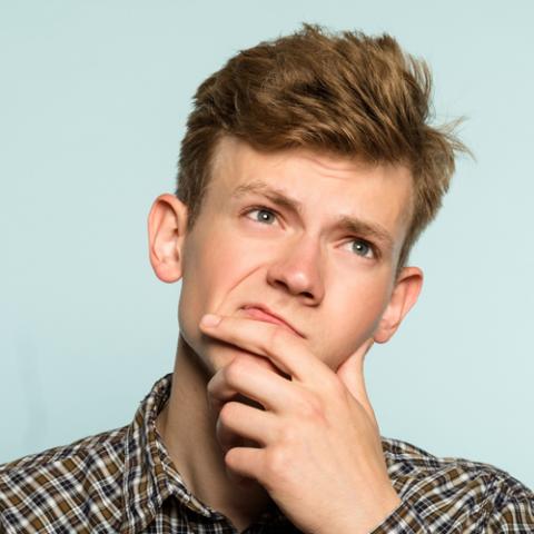 Man denkt na hand aan kin