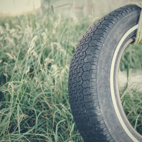 Pneu à une corde comme une balançoire