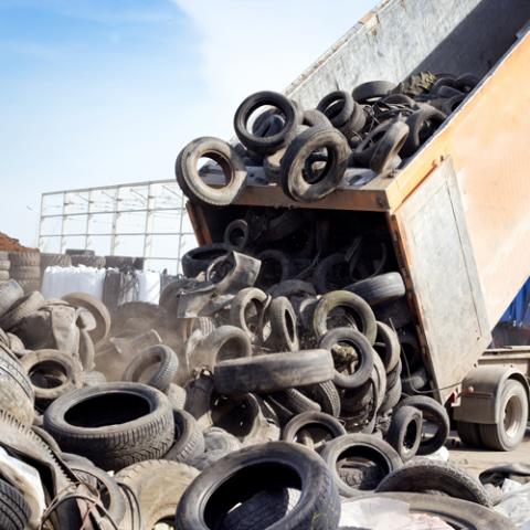 Banden uit container voor verwerking recyclage 